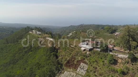 山区景观农田和村庄巴厘岛印度尼西亚视频的预览图