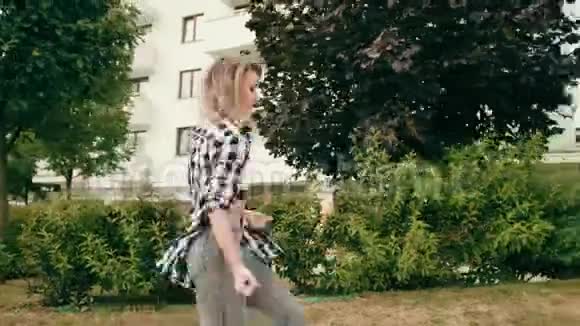 年轻女子在街上跳舞视频的预览图
