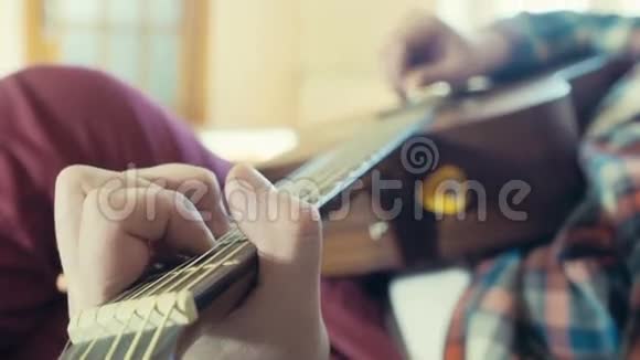 男子演奏声吉他特写慢动作视频的预览图