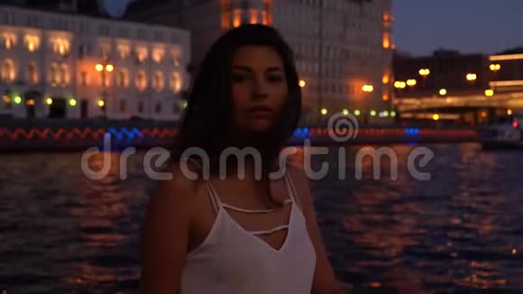 一个美丽的女孩在晚上穿过莫斯科城视频的预览图