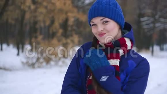 冬天女人的肖像视频的预览图