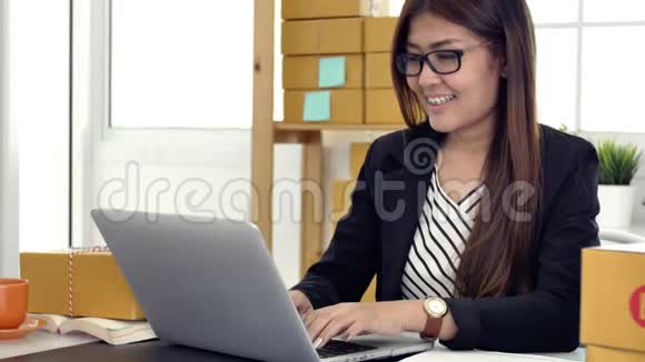 年轻的亚洲女性在家工作年轻的业主女性在网上创业视频的预览图
