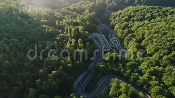 日出时可鸟瞰山路视频的预览图