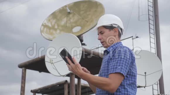 电信互联网连接概念行业生产站概念电视生活方式工人男子视频的预览图