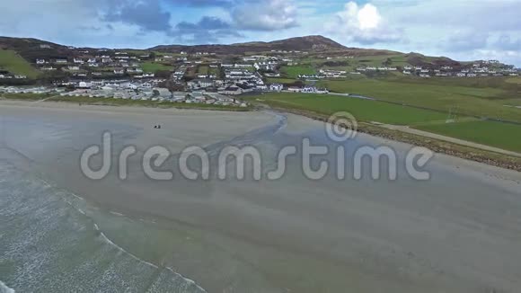 多宁斯海滩的鸟瞰图多尼格尔视频的预览图