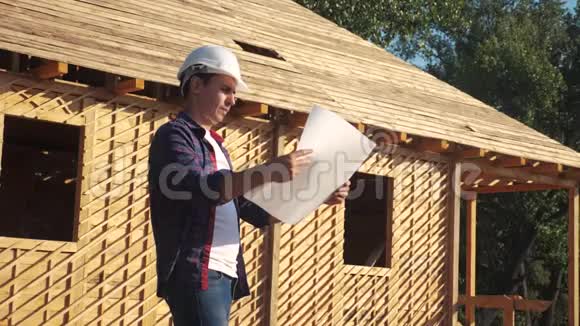 概念建筑构建建筑师慢动作视频戴着生活方式头盔的建筑工人站在建筑上视频的预览图