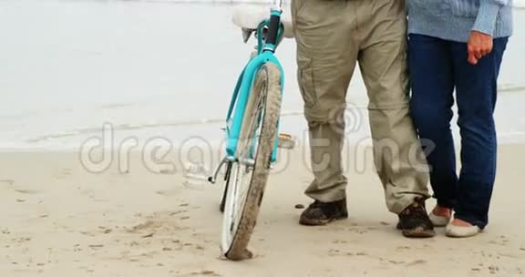 快乐的老夫妇骑着自行车站着视频的预览图