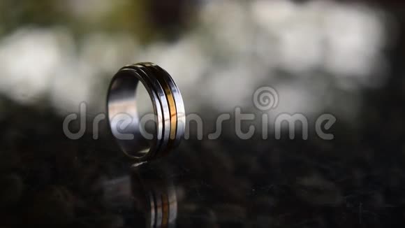 两个结婚戒指豪华的金银在木地板上视频的预览图