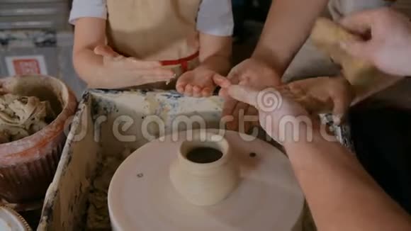 波特展示了如何在陶艺工作室与陶瓷一起工作视频的预览图