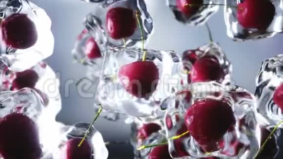 樱桃在冰块中旋转食和广播理念现实的冰材料4K动画片视频的预览图