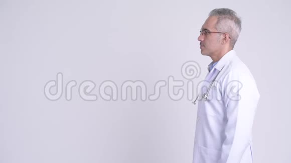 波斯籍男子医生在白色背景下的侧写视图视频的预览图