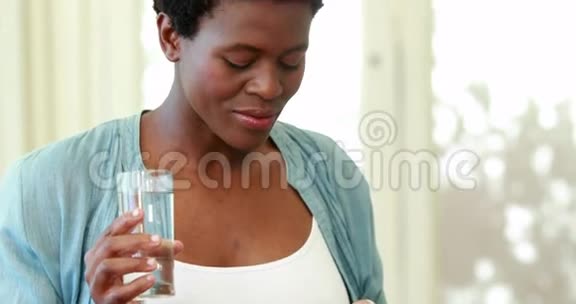 孕妇服用维生素片视频的预览图