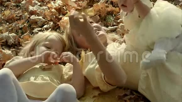 秋天公园快乐的家庭母亲和孩子视频的预览图