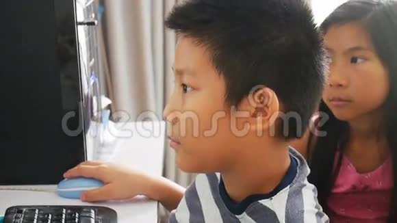 亚洲儿童在家里使用笔记本视频的预览图