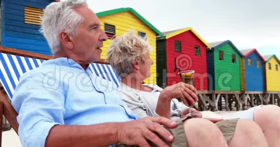 年长夫妇在海滩上互相交流视频的预览图