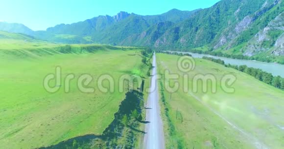 阳光明媚的夏季早晨空中乡村山路和草地沥青公路和河流视频的预览图