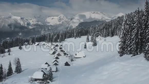 冬季的山地聚落时间流逝视频的预览图