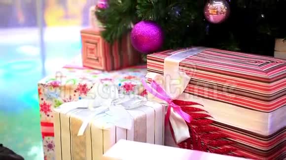 圣诞树下的圣诞礼物移位运动视频的预览图
