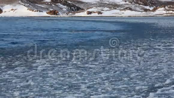 冬天的贝加尔湖里面的水和冰视频的预览图