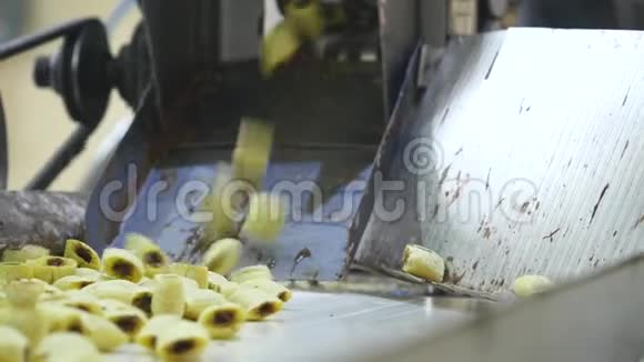 工厂生产甜玉米小吃视频的预览图