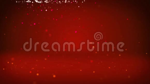 红色圣诞树从发光发亮的粒子在左边广角拍摄冬季主题圣诞背景与副本视频的预览图