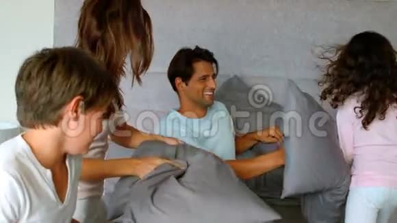 微笑的家庭在枕头大战视频的预览图