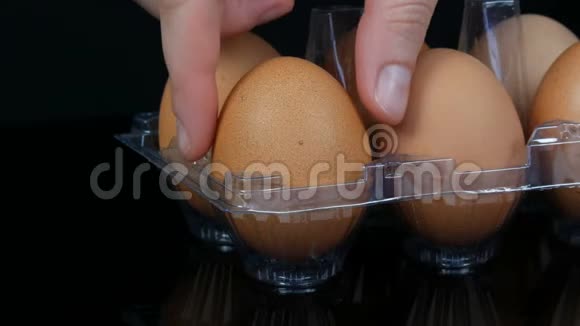 白色透明塑料托盘中的大棕色鸡蛋视频的预览图