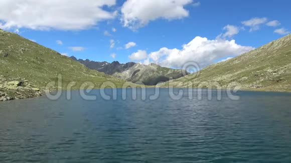 瑞士阿尔卑斯山的山峰和湖景视频的预览图