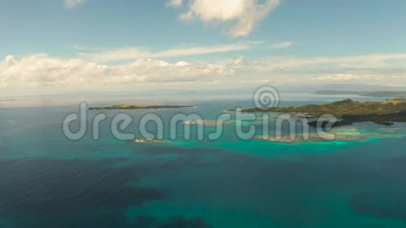 带有热带岛屿和绿松石水的海景视频的预览图