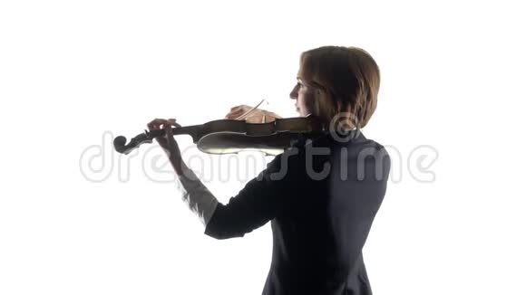 女孩在工作室用小提琴演奏音乐剧白色背景视频的预览图