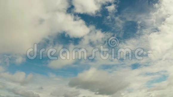 蓝天伴云空中景观视频的预览图