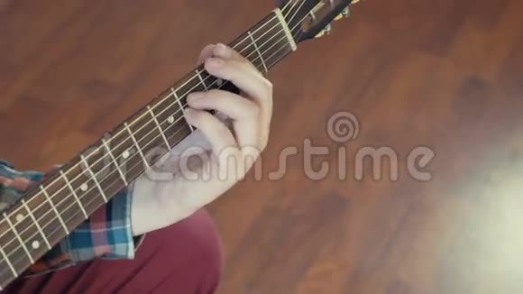 男子演奏声吉他特写慢动作视频的预览图