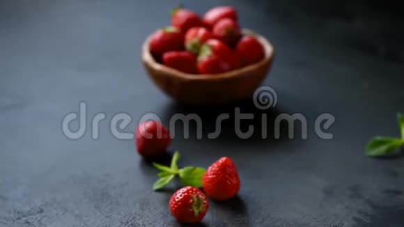美味的草莓奶昔视频的预览图