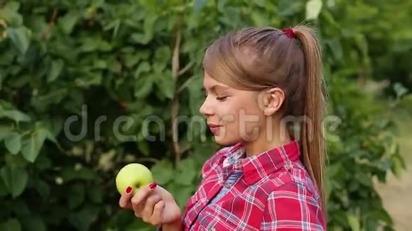 吃苹果的女孩视频的预览图