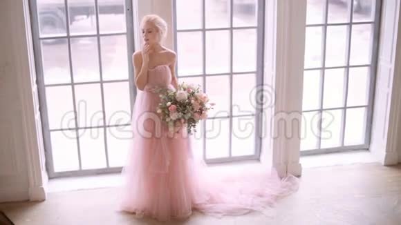 粉色婚礼视频的预览图
