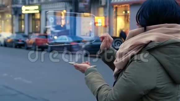 站在大街上无法辨认的女人将HUD全息图与文字创新互动视频的预览图