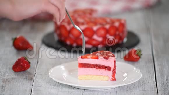 一块自制草莓慕斯蛋糕视频的预览图
