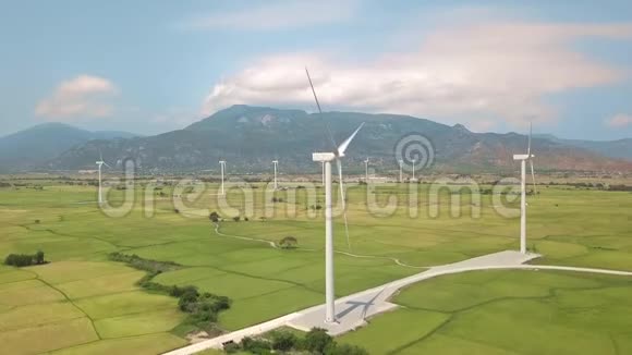 风能站的风车涡轮机替代自然资源和生态保护风电场空中景观视频的预览图