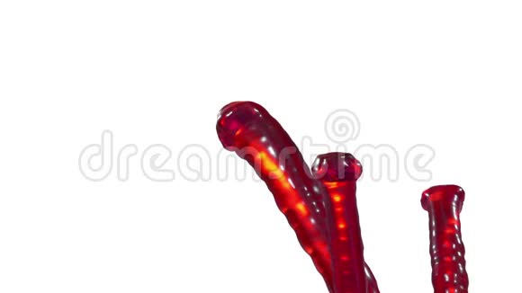 美丽的喷泉红色液体飞溅喷泉3D白色背景与阿尔法哑光许多果汁流升高视频的预览图