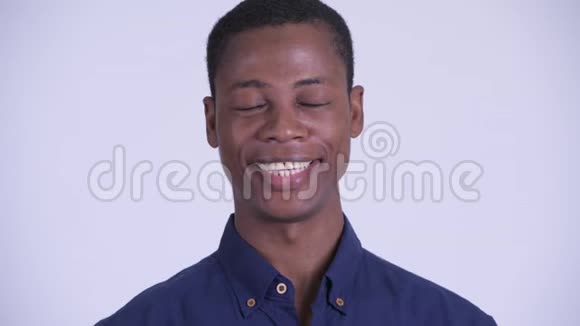 年轻快乐的非洲商人微笑的脸视频的预览图