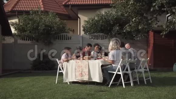 一家人在花园里吃饭视频的预览图