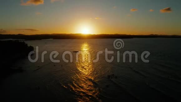 热带岛屿上五彩缤纷的日落视频的预览图