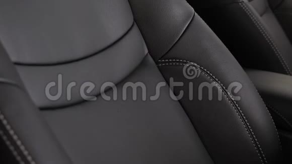 车里的黑色皮革座椅套视频的预览图