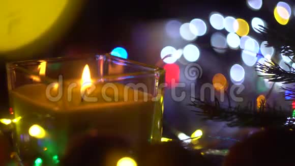 有蜡烛花环彩灯有选择的焦点黑色背景假日装饰的圣诞构图视频的预览图