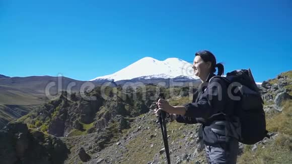 徒步旅行的女人走在山上视频的预览图