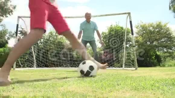 祖父祖父和父亲在花园里踢足球视频的预览图