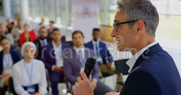 高加索男性演讲人在商业研讨会上发言视频的预览图