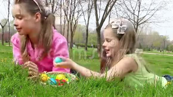 孩子们在家里画复活节彩蛋视频的预览图