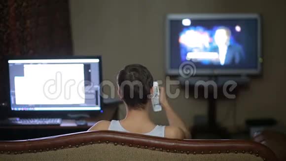 有遥控器的男人在家看电视视频的预览图