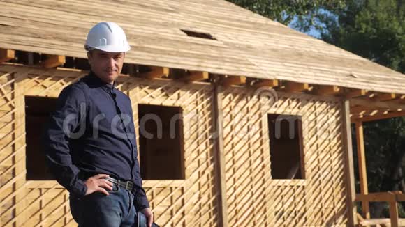 概念建筑构建建筑师慢动作视频戴头盔的男建筑工人站在建筑工人手中视频的预览图